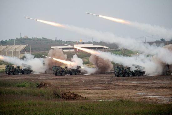 台军方过去在澎湖实施实弹射击的雷霆2000多管火箭(图片来源：台湾《联合报》资料图)