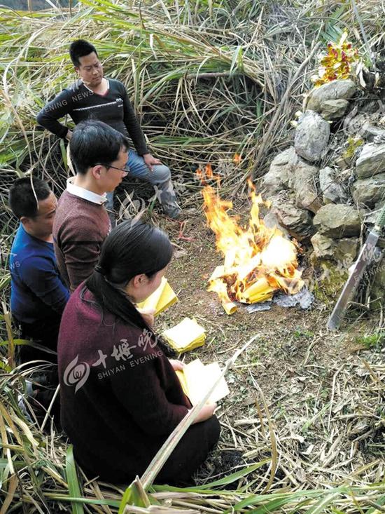 吴家雨、吴家燚姐弟祭奠父母。