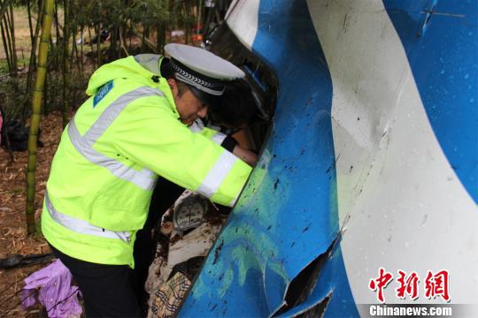 图为：民警在现场搜救被困者。　吴涛 摄