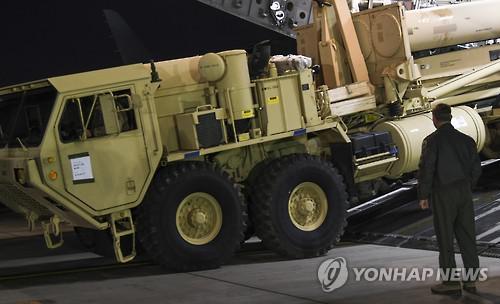 驻韩美军司令部3月7日表示，“萨德”反导系统首批组件6日晚运抵韩国。（韩联社/驻韩美军司令部提供）