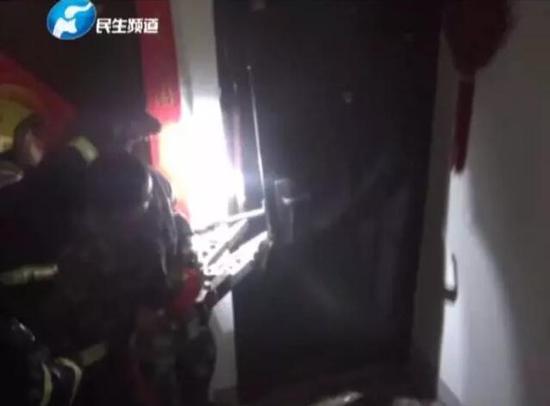 　　等消防官兵进去后，厨房煤气灶上烧的是焦黑一片，好在火已经灭了，大家总算松了一口气。