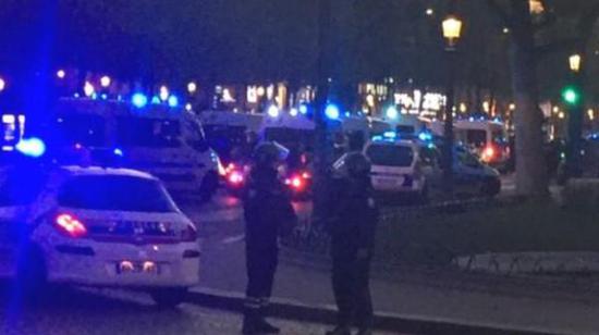 据英国广播公司(BBC)消息,巴黎警方称,巴黎中部发生枪击事件,一名警察死亡,另一名受伤。