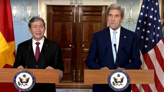 美国国务卿约翰·克里（右）与越共中央书记处常务书记丁世兄（左），两人在2016年10月25日会晤，克里声称美越将在南海共同“维护法治”