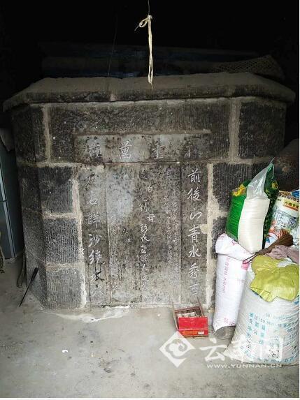  堂屋内的坟墓