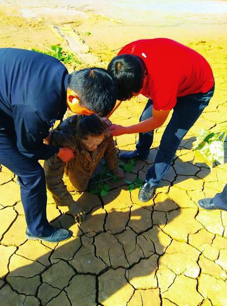 老人被民警救上岸