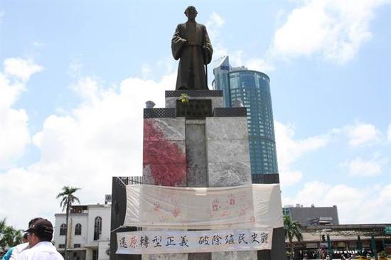 位于台南的郑成功铜像曾遭人泼红墨水破坏(图片来源：“中时电子报”)