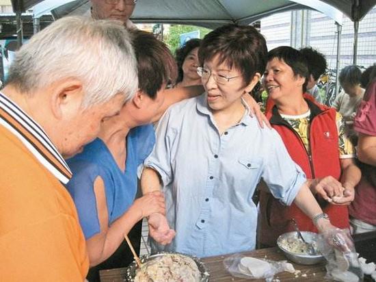 洪秀柱与民众一起包水饺。(图片来源:台媒资料图)