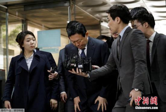 韩国检察官对乐天集团的三起案件提出了多项指控，包括贪污和违反信任，据称他们盗用了数百亿韩元的公司资产。