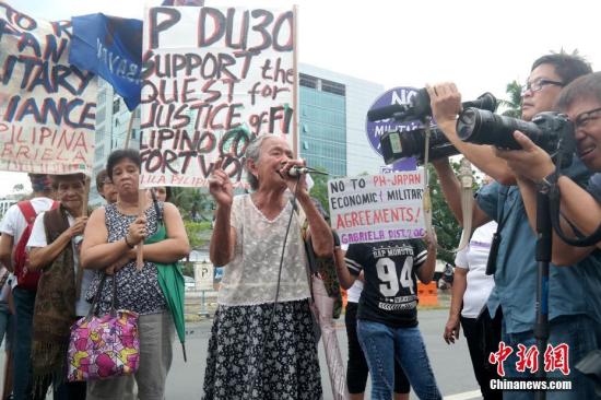 资料图：2017年1月12日，菲律宾多个民间团体在日本驻菲大使馆前举行集会抗议活动，要求日本政府向慰安妇受害者正式道歉、赔偿。图为一位菲籍慰安妇受害者在集会现场高声表达诉求。中新社记者 张明 摄