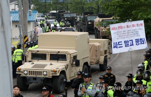 8辆军车运载萨德设备驶入  韩联社图