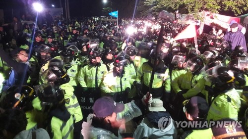 警察与居民发生肢体冲突  韩联社图