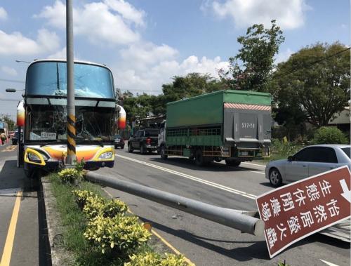 陆客团游览车在台发生事故,6人轻伤送医。(图片来源:台湾《联合报》)