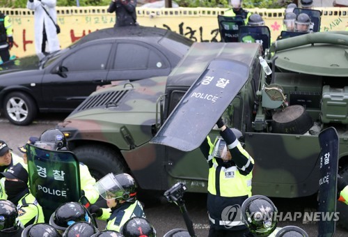 韩国出动8000余警力封锁道路  韩联社图