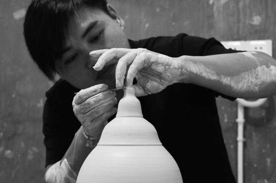占绍林正在完成一件作品。(图片由占绍林本人提供)