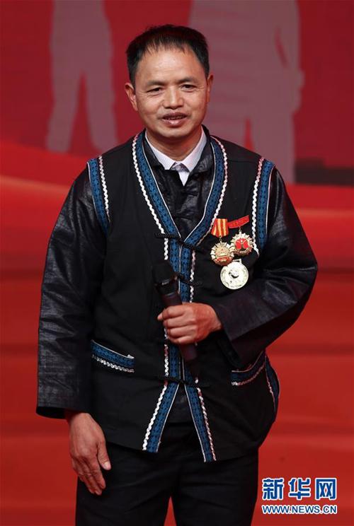 云南文山壮族苗族自治州广南县落松地小学代课教师农加贵在“最美职工”发布仪式上（4月21日摄）。新华社记者才扬摄