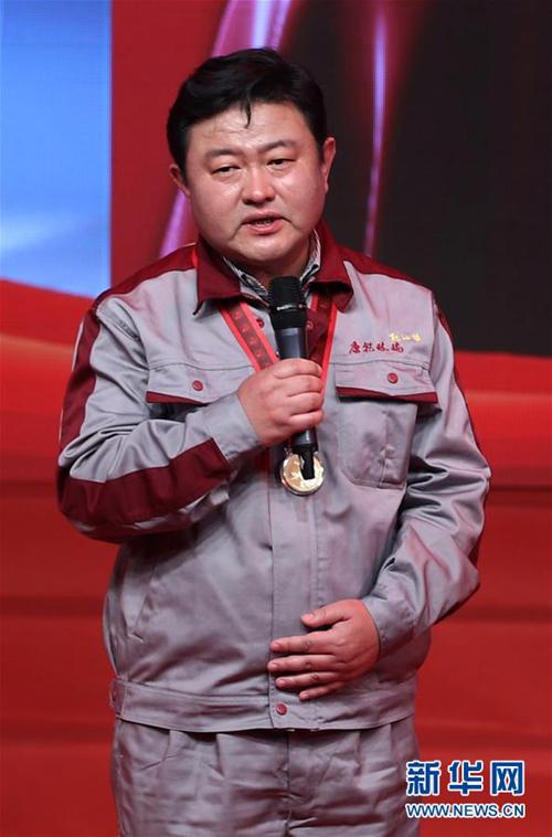 山东淄博康乾琉璃艺术博物馆馆长孙云毅在“最美职工”发布仪式上（4月21日摄）。新华社记者才扬摄