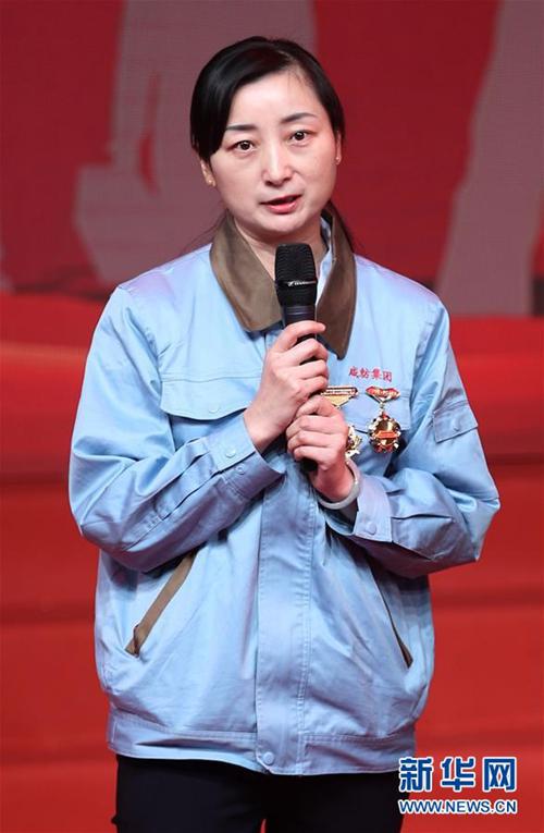 陕西咸阳纺织集团有限公司一分厂纺部车间乙班赵梦桃小组组长、全国纺织工业劳动模范王晓荣在“最美职工”发布仪式上（4月21日摄）。新华社记者才扬摄