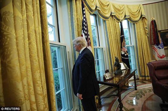 4月27日，特朗普在白宫椭圆形办公室接受英国路透社采访（图片来源：路透社）