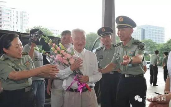 2015年8月28日，陈老开始参加阅兵登车排练，陈老被安排在老兵方阵第一车、第一排、第一座。