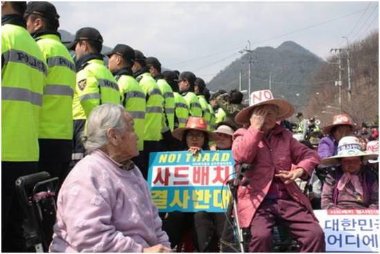 可实在使人“倍感悲伤”的是,即便韩国谈吐、官场和民间云云作对,萨德还是运到了星州,而且登时就要安插了…