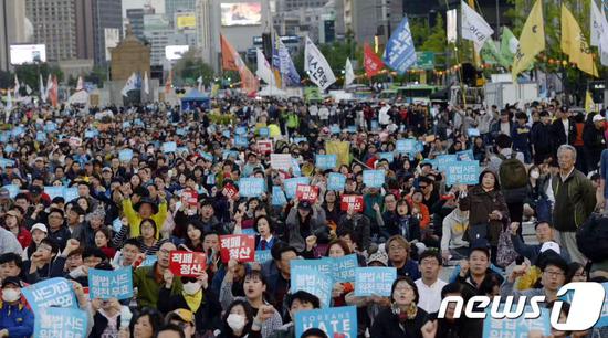 示威民众打出“萨德违法，自始无效”“清除积弊”等口号