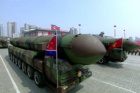 圖：朝鮮在閲兵式上展示了疑似新型洲際彈道導彈的武器。