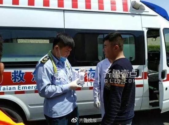 ? 10点45分，巡逻车到达现场，巡查队长李燕君对此人进行询问时，发现这个人满身酒气。