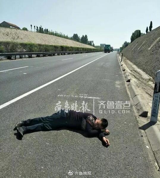 被拖到路边后，他换个姿势继续呼呼大睡