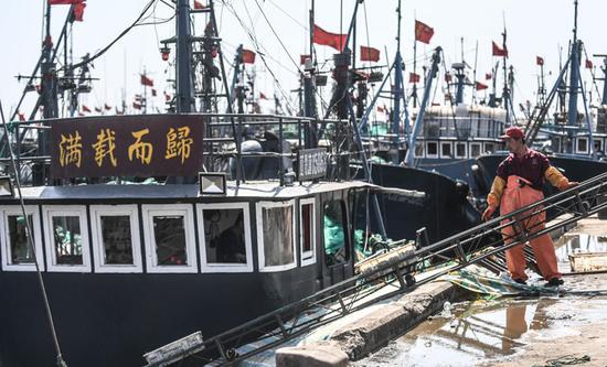 5月1日，大连市金州区杏树国家级中心渔港内，回港的渔民把休渔期前收获的最后一批海货运送上岸。