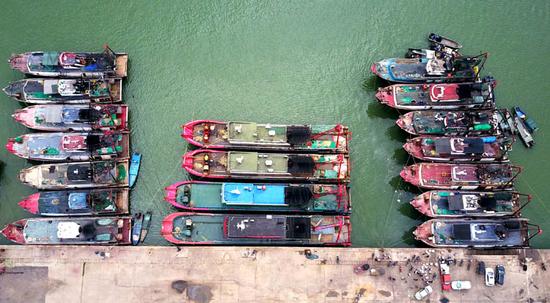 5月1日，在广西钦州市龙门港，渔船停靠泊位进行休整。
