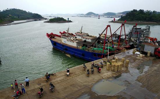 5月1日，在广西钦州市龙门港，渔船停靠泊位进行休整。