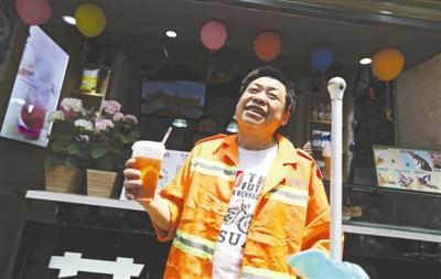  环卫工人贾师傅在喝冰饮 摄影记者 王红强