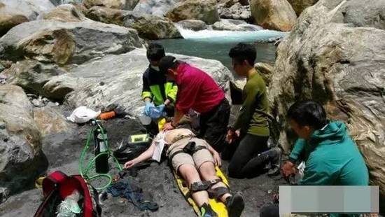 消防员施援发现溺亡者是自己女儿 含泪跪地抢救 - 1
