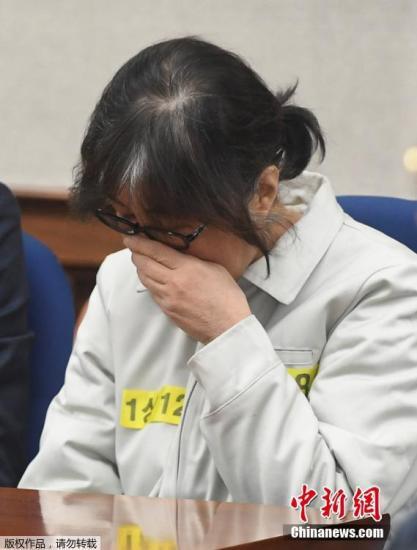 当地时间2017年1月17日，韩国首尔，首尔中央地方法庭就“干政门”案件举行首次正式审判，崔顺实、张时浩、金钟等多名涉事人出庭。