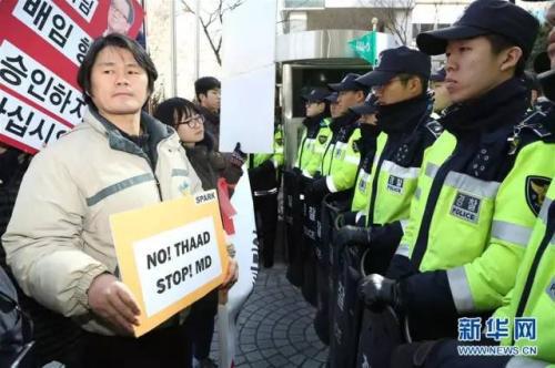2017年2月27日，韩国国民在位于首尔的乐天集团总部前参加抗议示威活动，并高举反对乐天出让“萨德”用地的标语。图片来源：新华网