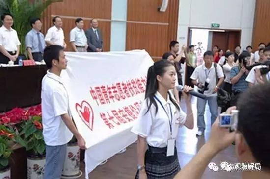 (研究生支教团出征,韦慧晓领誓)