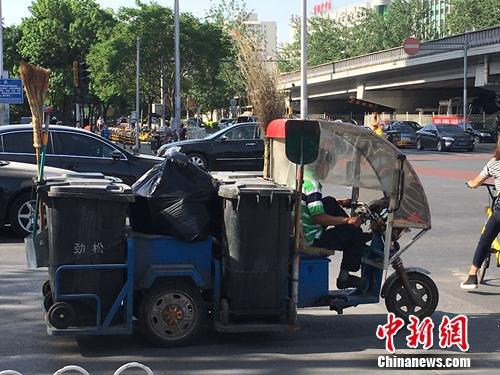 资料图:北京朝阳区劲松街道附近的垃圾车。汤琪 摄