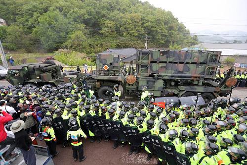 4月26日，“萨德”部分装备在韩国星州郡部署，韩警方与当地居民发生冲突。新华社/韩联社