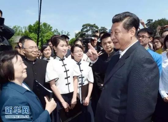 2014年5月4日,习近平观看北大师生纪念五四运动95周年青春诗会时同朗诵者亲切交谈。新华社记者 马占成 摄