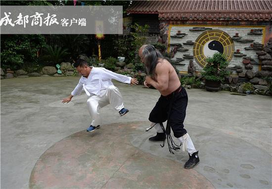 ▲何道君和弟子们一起训练