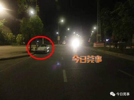 当办案警察赶到现场的时候，看到一辆白色保时捷小轿车停在莞樟路往东深路的右边。
