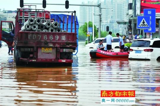 5月7日，受暴雨影响，广州增城中新镇中心出现水浸街，一艘公安的橡皮艇正在作业。南都记者 黎湛均摄