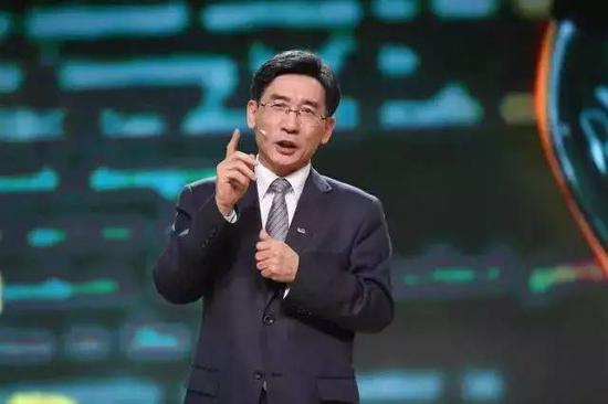 薛其坤在发表演讲
