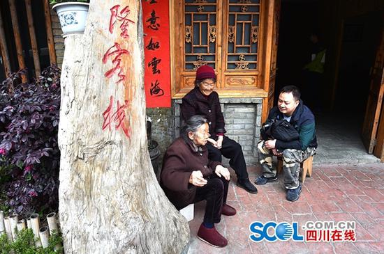 记者在宝兴雪山新村采访村民