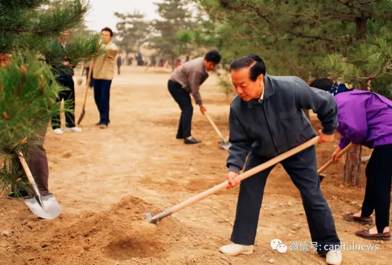 1992年,中央领导参加首都义务植树日活动,钱其琛在植树。