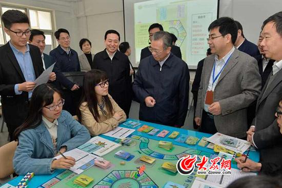 省委书记刘家义10日到山东财经大学调研党的建设和思想政治工作。 