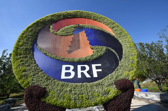 5月5日，在雁栖湖国际会议中心，工作人员在布置&ldquo;一带一路&rdquo;国际合作高峰论坛的标志花坛。新华社记者 鞠焕宗摄