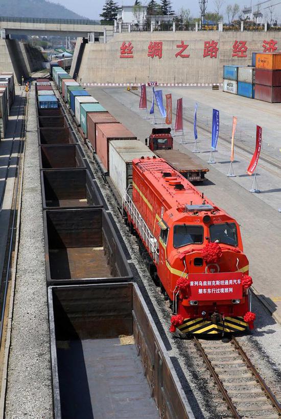 2017年4月13日，来自乌兹别克斯坦的汽车整车集装箱班列驶入连云港中哈物流合作基地。 当日，来自乌兹别克斯坦的载有50个汽车整车集装箱的班列驶入江苏连云港中哈物流合作基地，这批汽车将于14日通过海上航线运往韩国。本次班列的开通填补了新亚欧大陆桥东行整车货源过境连云港的历史空白，标志着连云港港正式贯通中亚与东北亚之间的货物东西双向循环运输。 新华社发（王健民 摄）