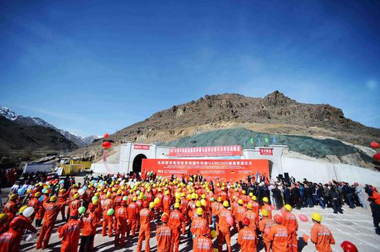 2016年2月27日在乌兹别克斯坦安格连-帕普铁路卡姆奇克隧道出口拍摄的全隧贯通仪式现场。 新华社记者沙达提摄