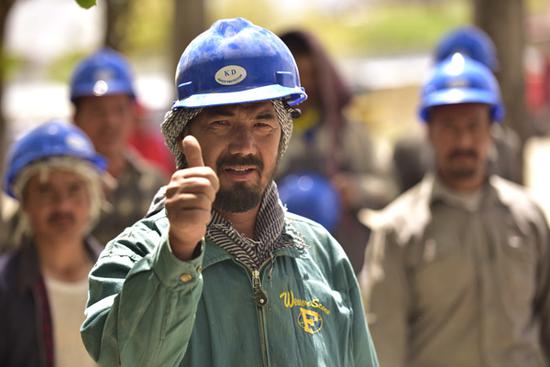 　这是2017年4月20日在阿富汗喀布尔的阿富汗国家职业技术学院项目施工现场拍摄的中铁十四局阿方职工。 中国援阿富汗国家职业技术学院项目由中国机械工业第六设计研究院有限公司设计、中铁十四局承建，工程主要包括新建教学楼、综合楼、宿舍楼以及汽修车间技术升级改造，总建筑面积约15200平方米，预计2019年1月建成。 新华社记者代贺摄